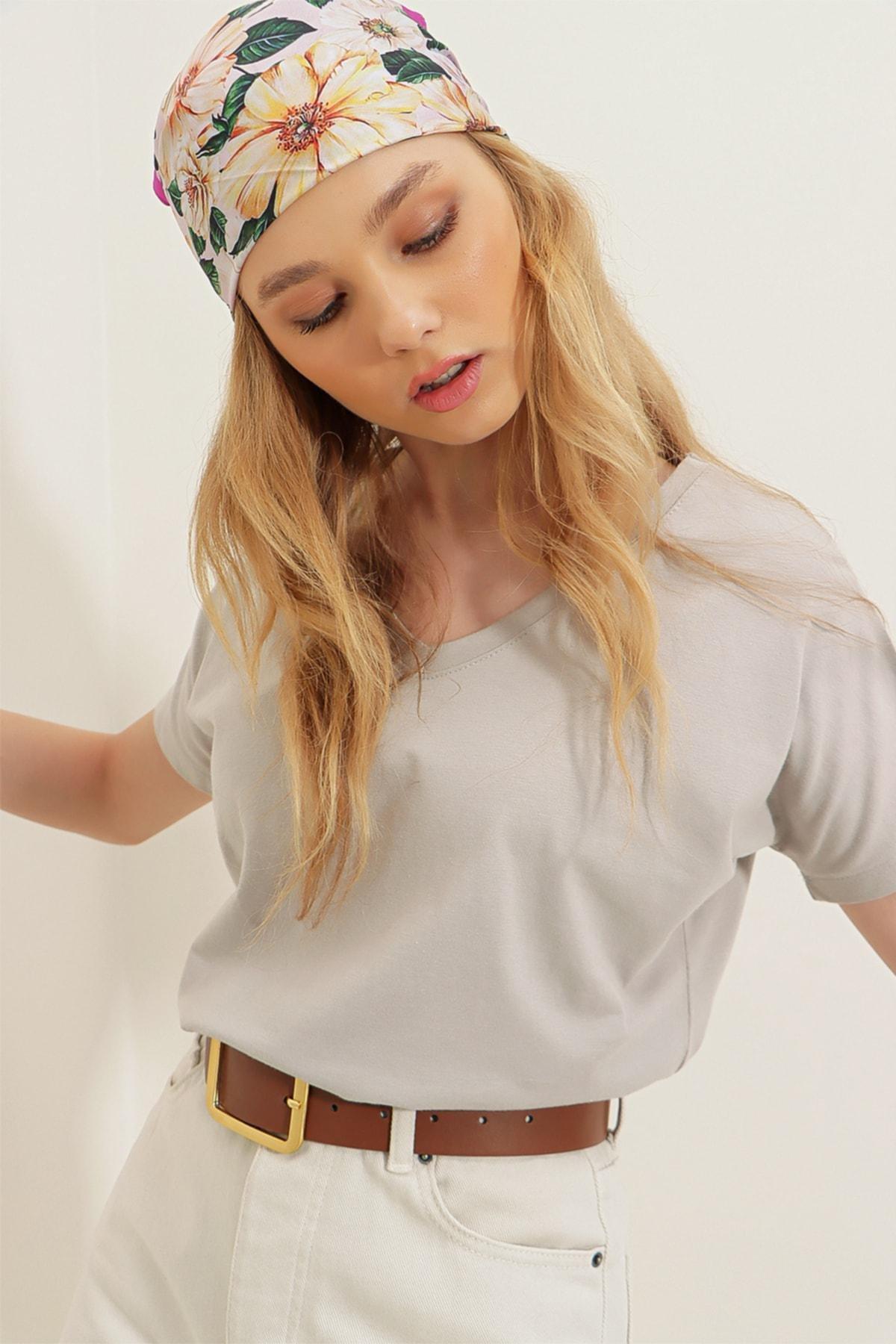 Gray V-Neck T-Shirt, , large image number 4