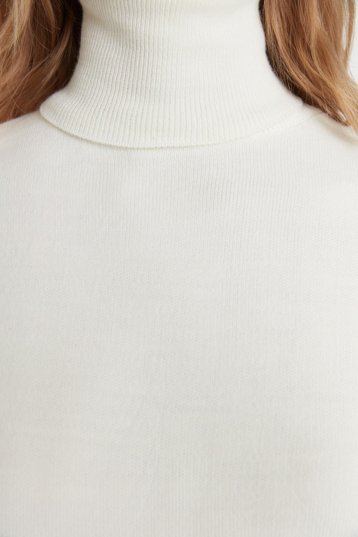 White Slim Turtleneck Sweater, Ecru, large image number 3