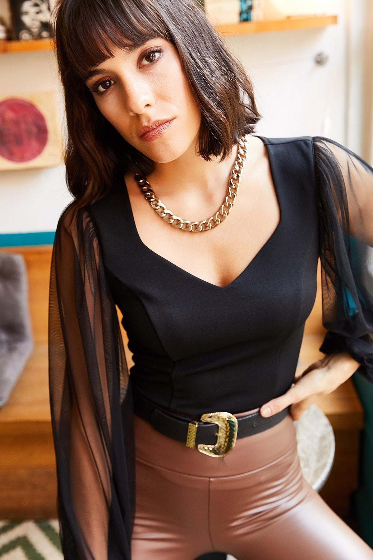 بلوزة بقصة ضيقة بفتحة رقبة عميقة وأكمام طويلة، أسود, BLACK, large image number 0