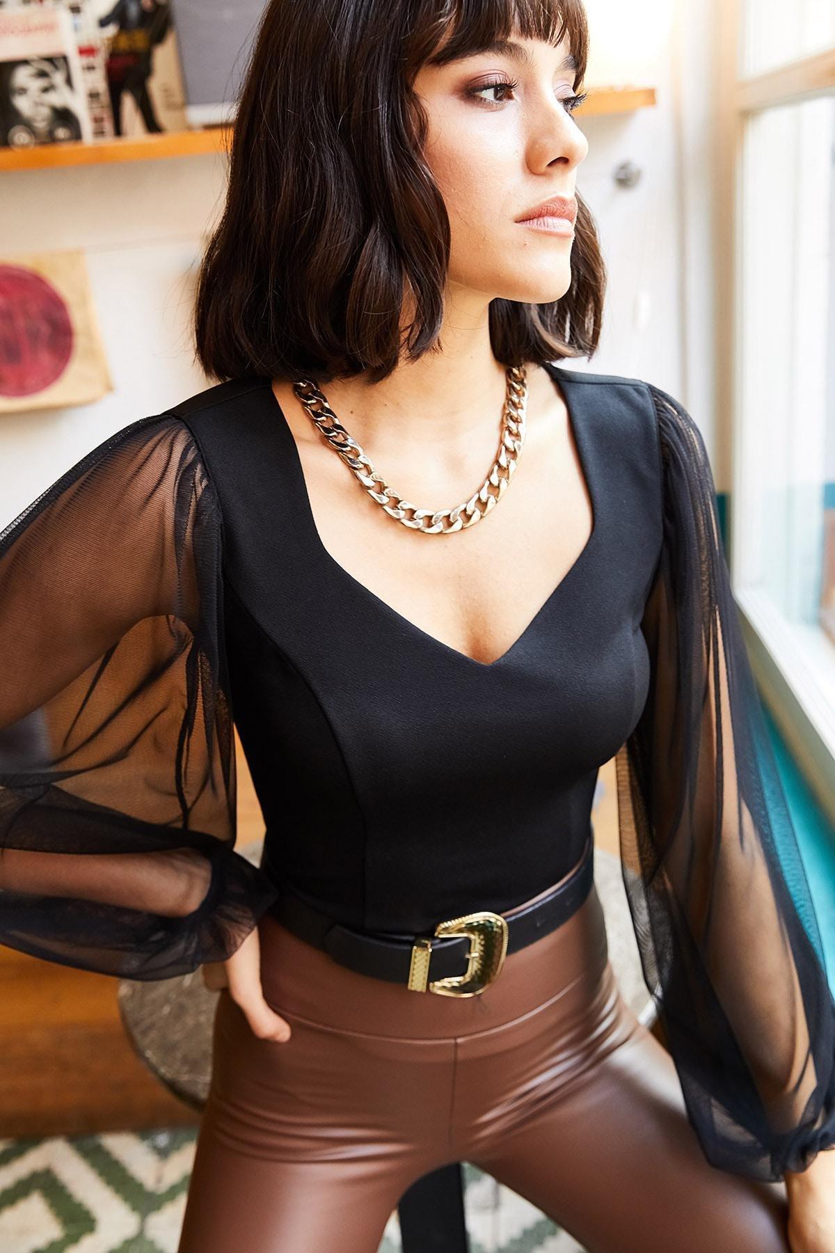 بلوزة بقصة ضيقة بفتحة رقبة عميقة وأكمام طويلة، أسود, BLACK, large image number 1