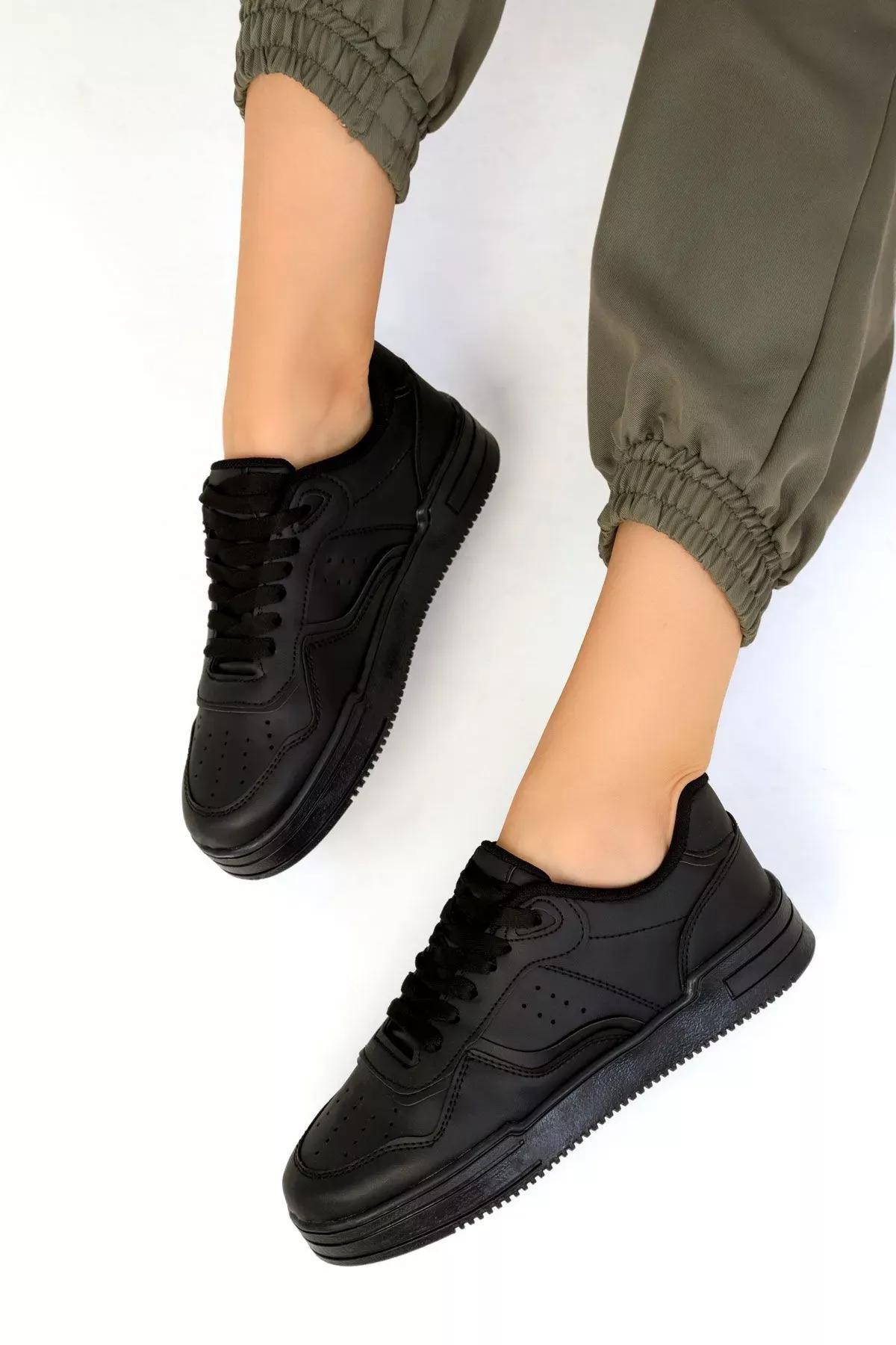 SOHO - Black Laced Sneakers