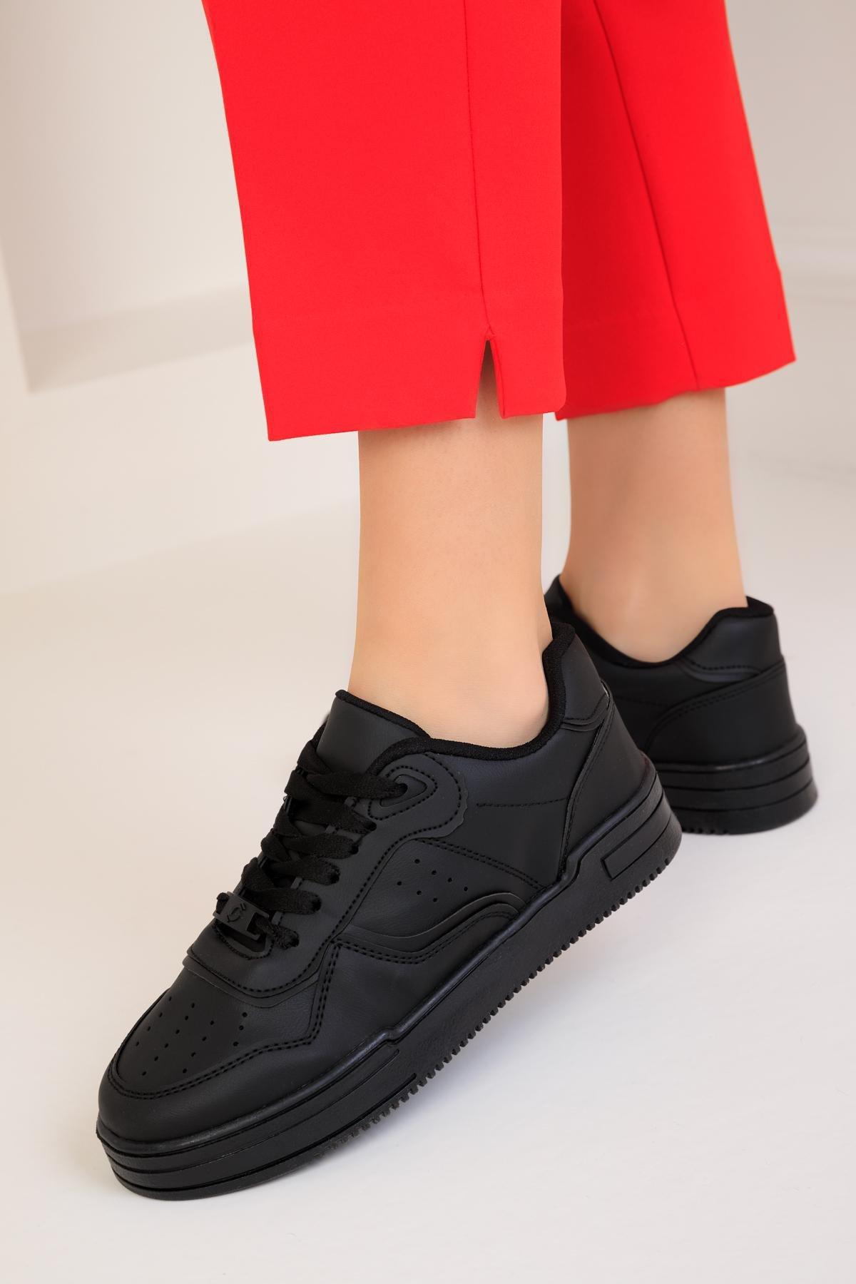 SOHO - Black Laced Sneakers