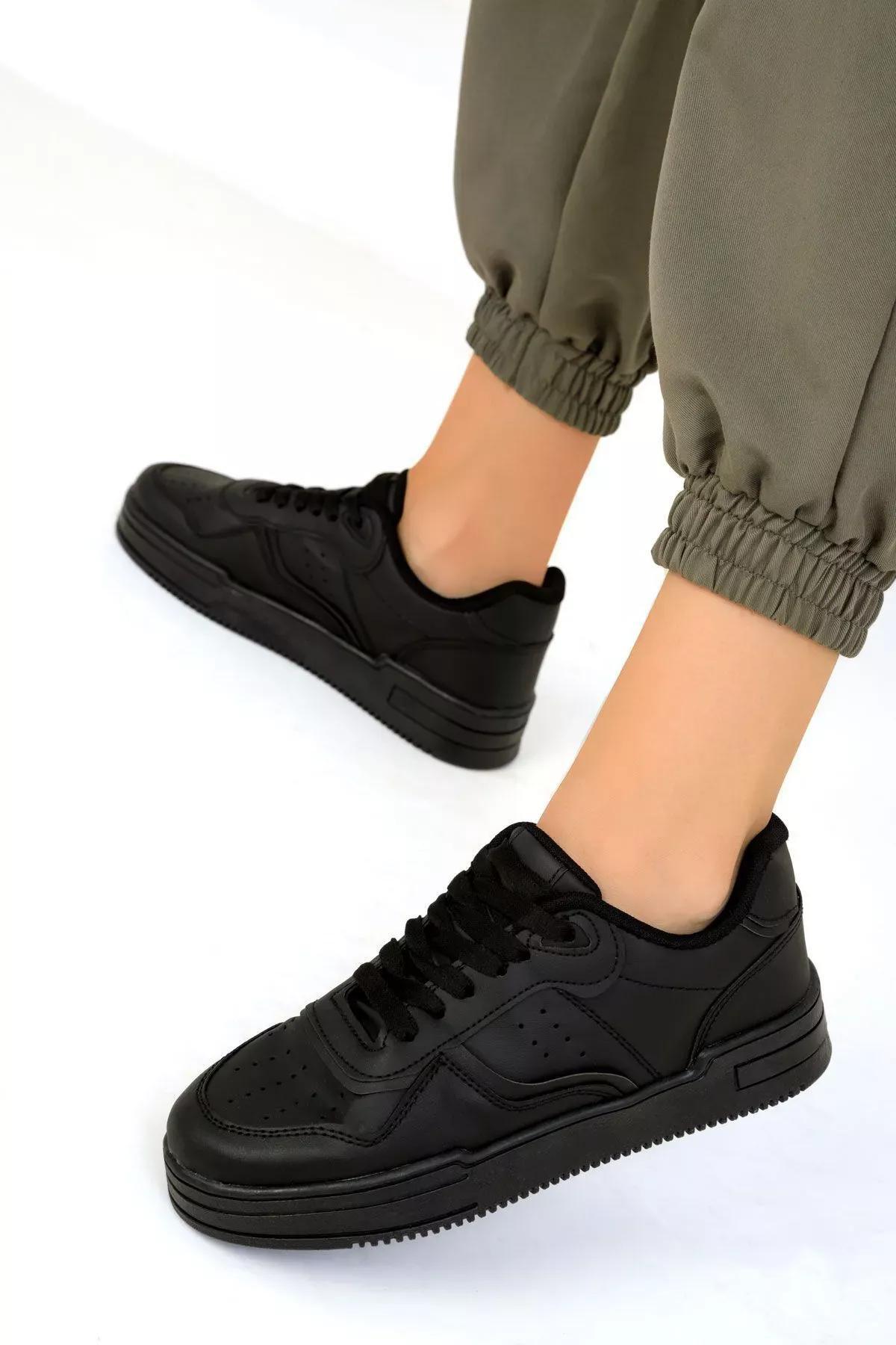 SOHO - Black Laced Sneakers