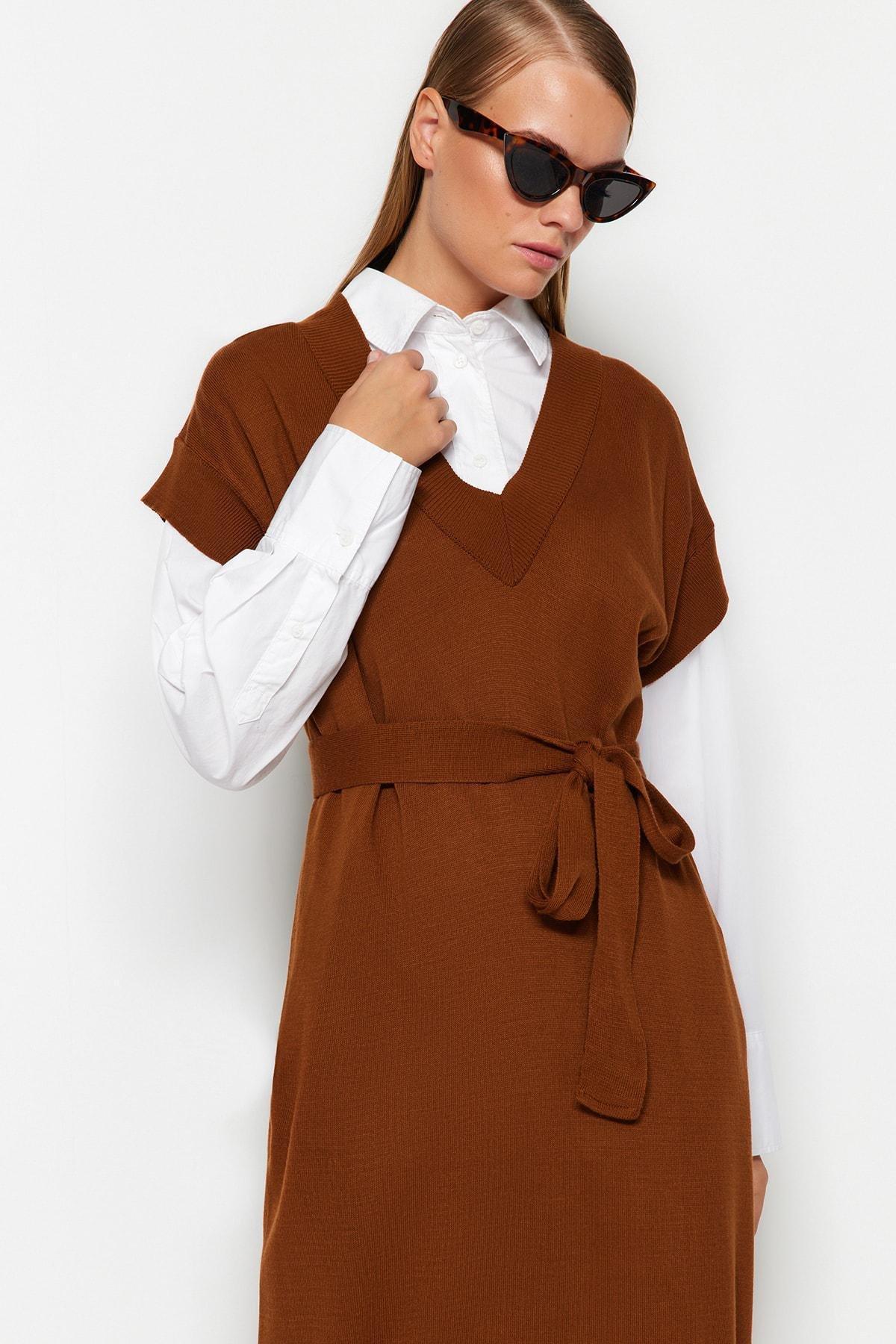 Brown V-Neck Belted Dress, , large image number 2