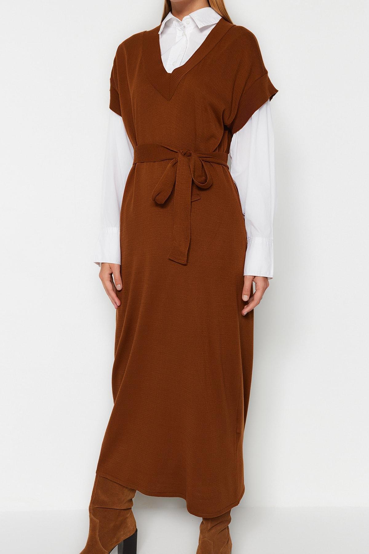 Brown V-Neck Belted Dress, , large image number 3