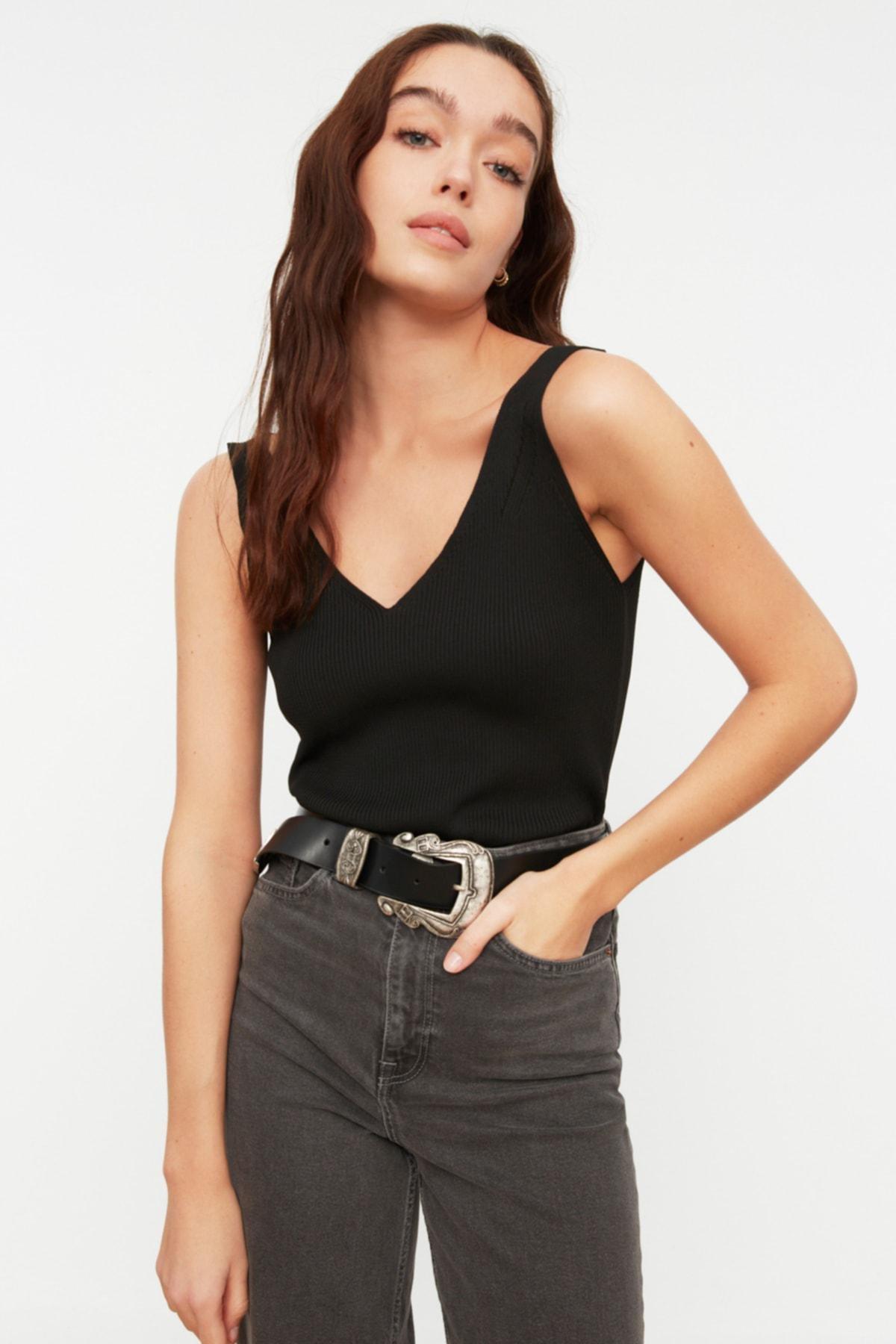 بلوزة بفتحة رقبة V، أسود, Black, large image number 1