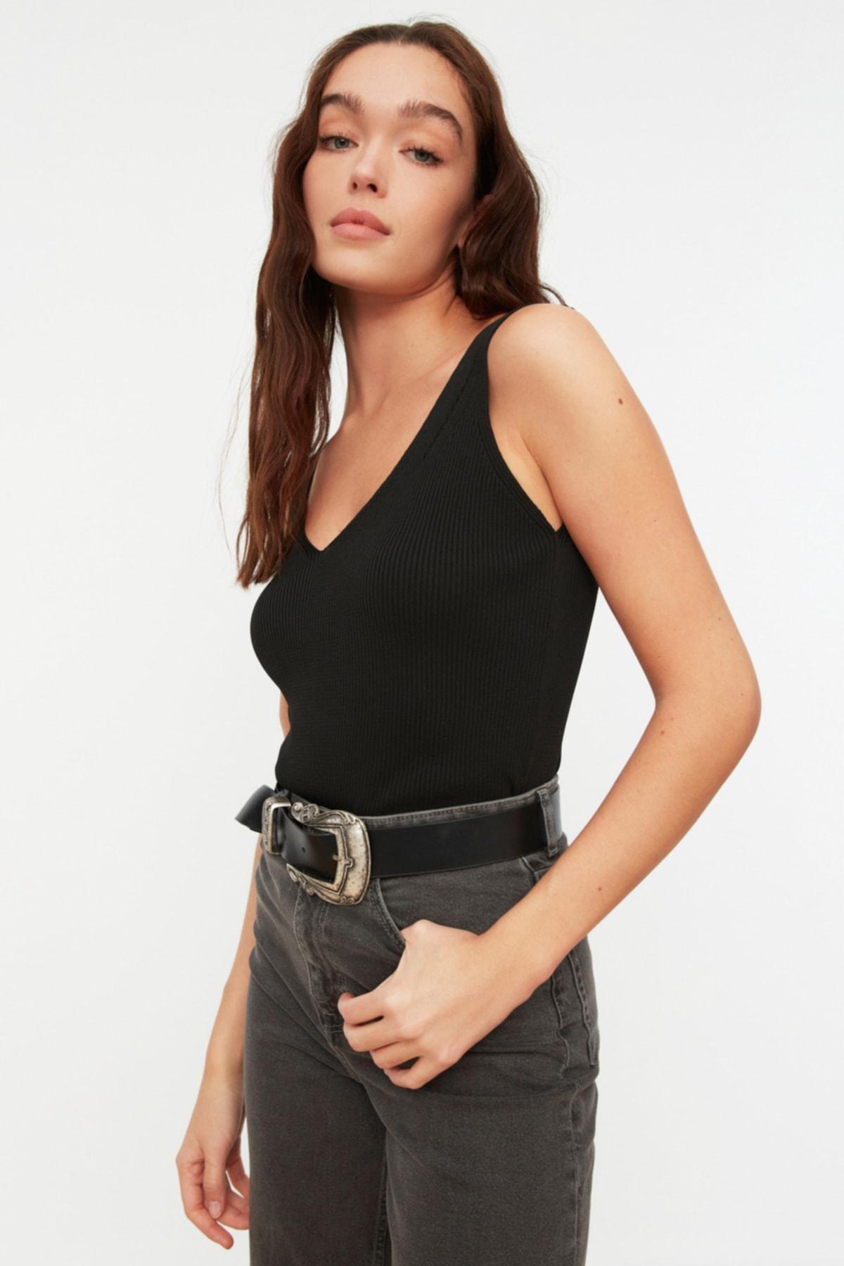 بلوزة بفتحة رقبة V، أسود, Black, large image number 2