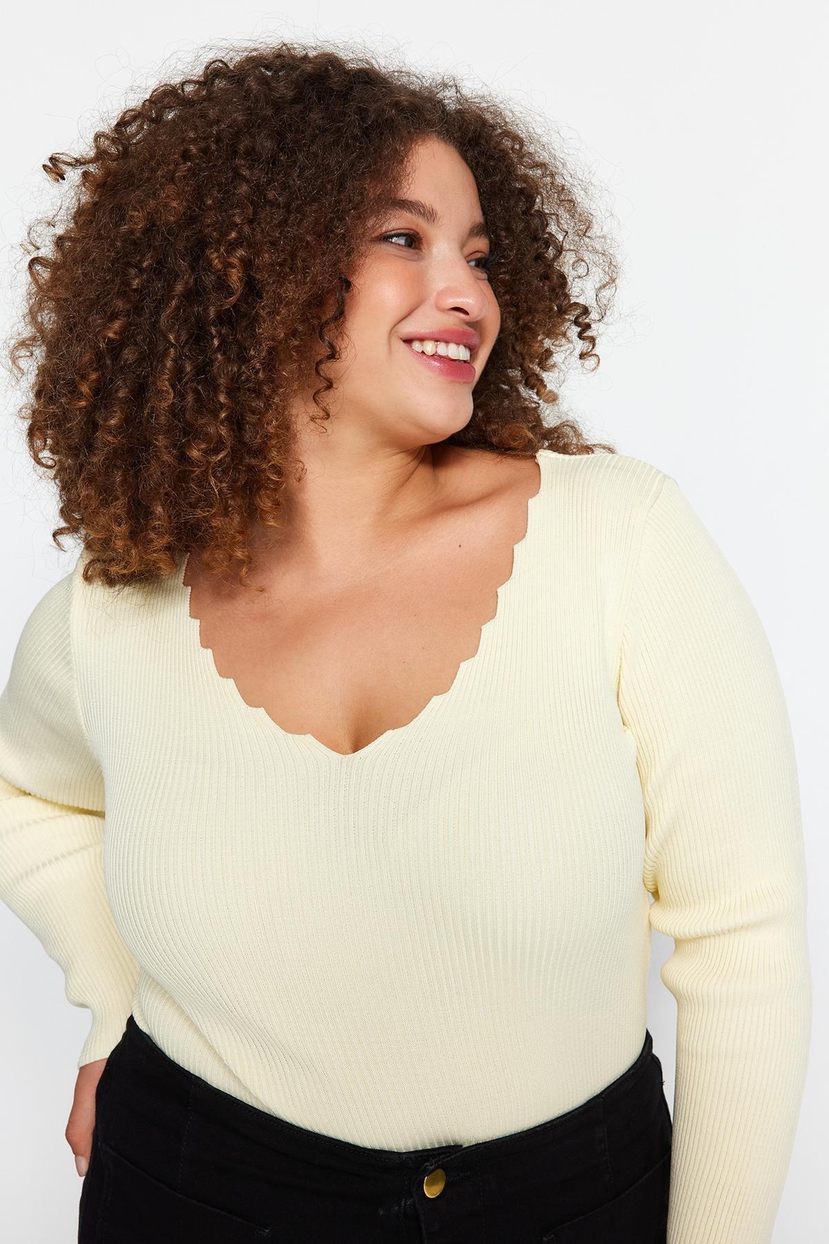 Trendyol - Cream V-Neck Knitted Blouse