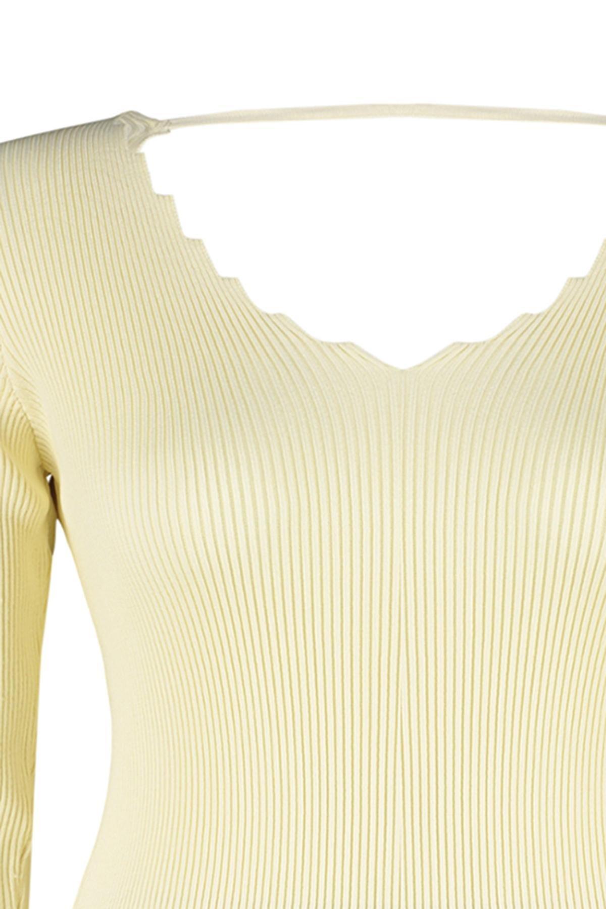 Trendyol - Cream V-Neck Knitted Blouse