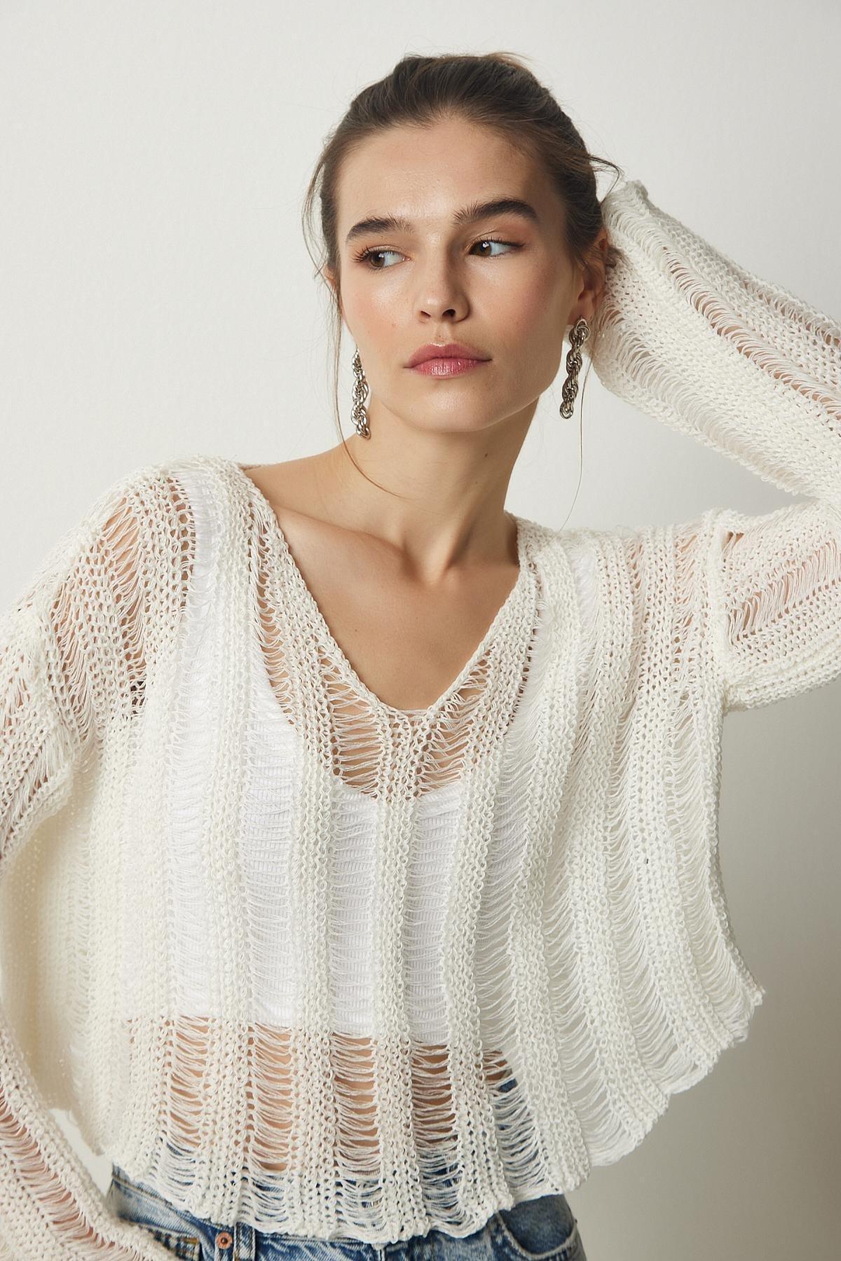 Happiness Istanbul - White V-Neck Ripped Crop Knitted Sweater <br>