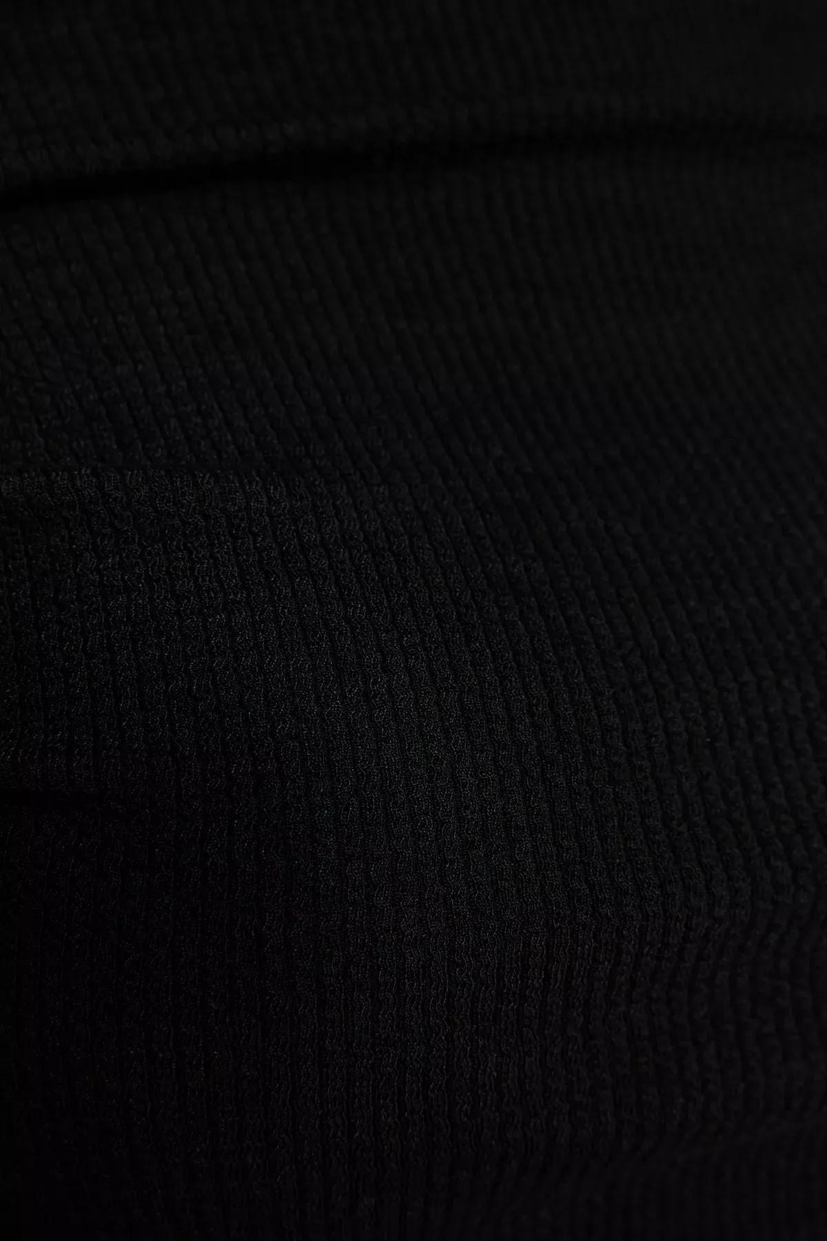 بلوزة مُحاكة بتصميم غير متماثل بطيّات وفتحة رقبة مفتوحة للأكتاف، أسود, BLACK, large image number 4