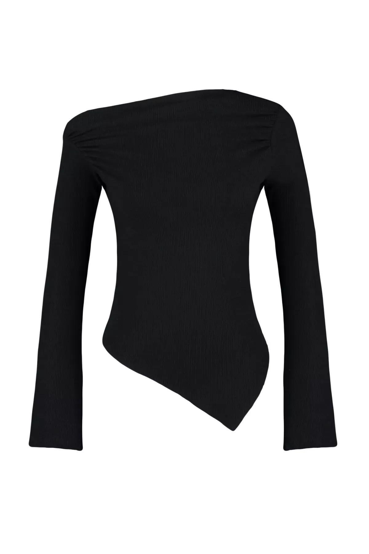 بلوزة مُحاكة بتصميم غير متماثل بطيّات وفتحة رقبة مفتوحة للأكتاف، أسود, BLACK, large image number 6