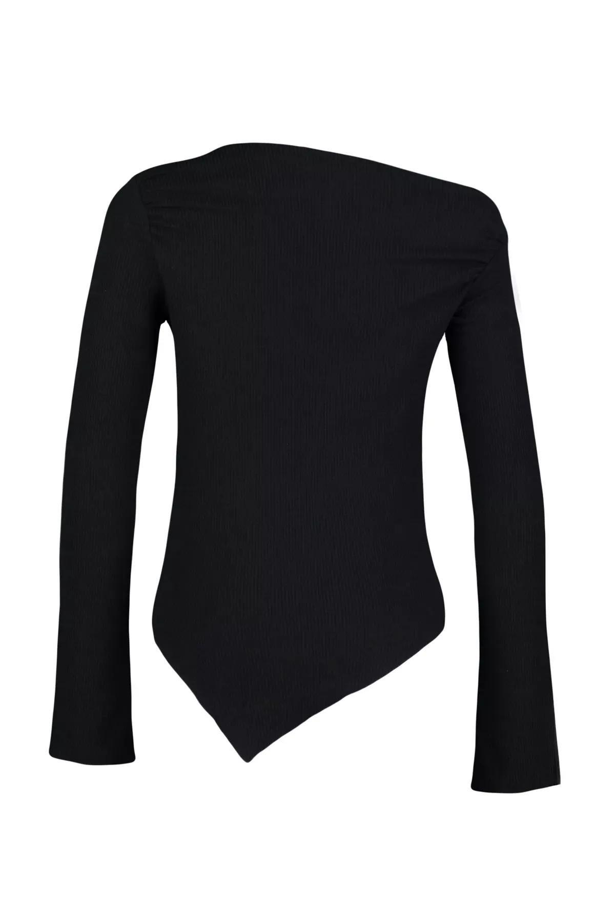 بلوزة مُحاكة بتصميم غير متماثل بطيّات وفتحة رقبة مفتوحة للأكتاف، أسود, BLACK, large image number 8