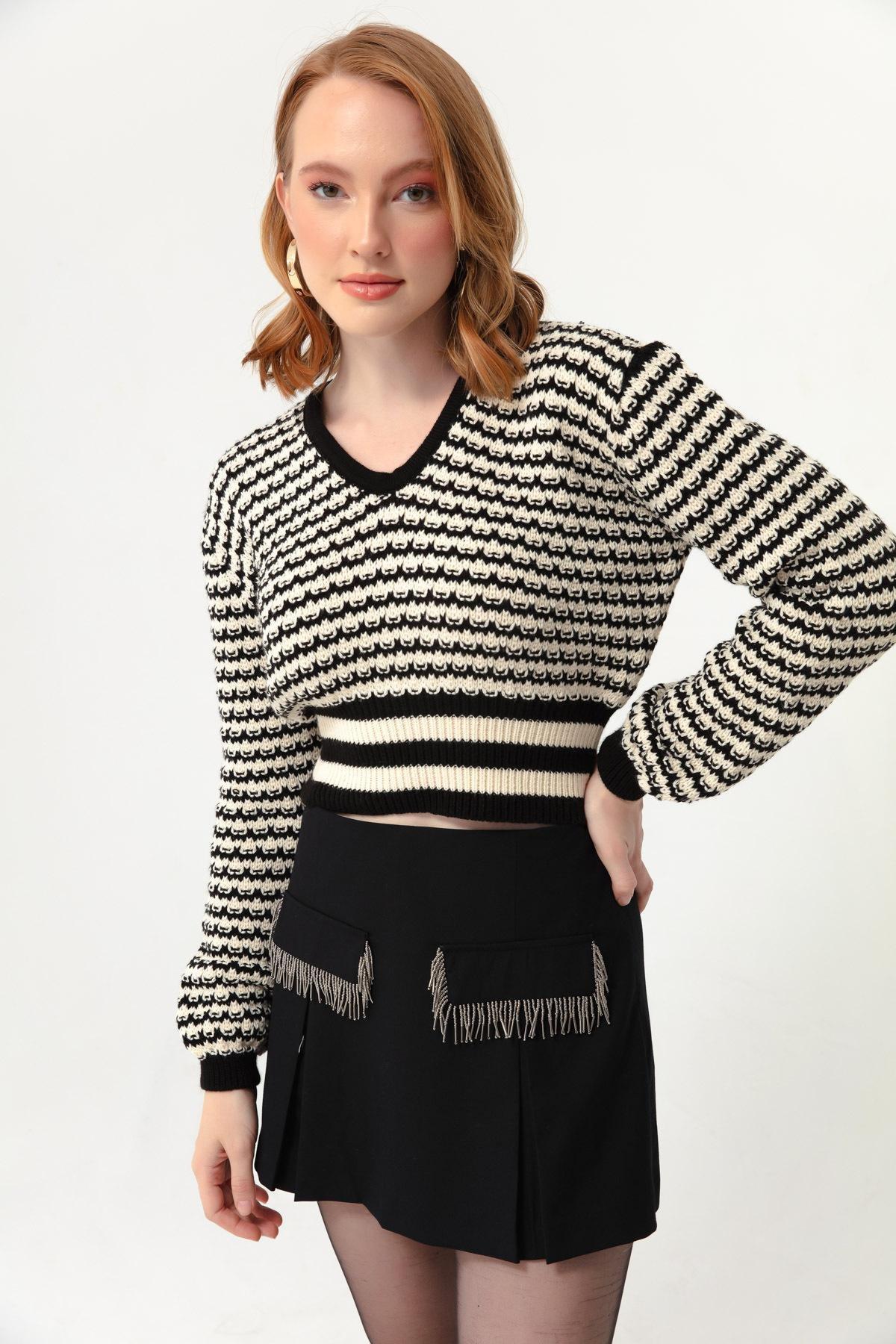 Lafaba - Black V-Neck Exterior Pattern Knitwear Sweater