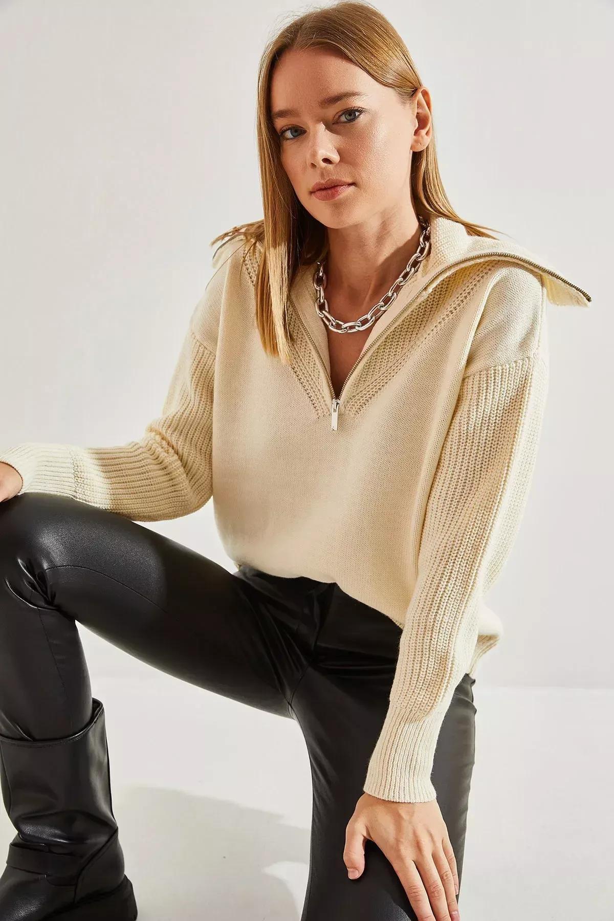 White Turtleneck Zippered Knitted Sweater, Cream, large image number 3