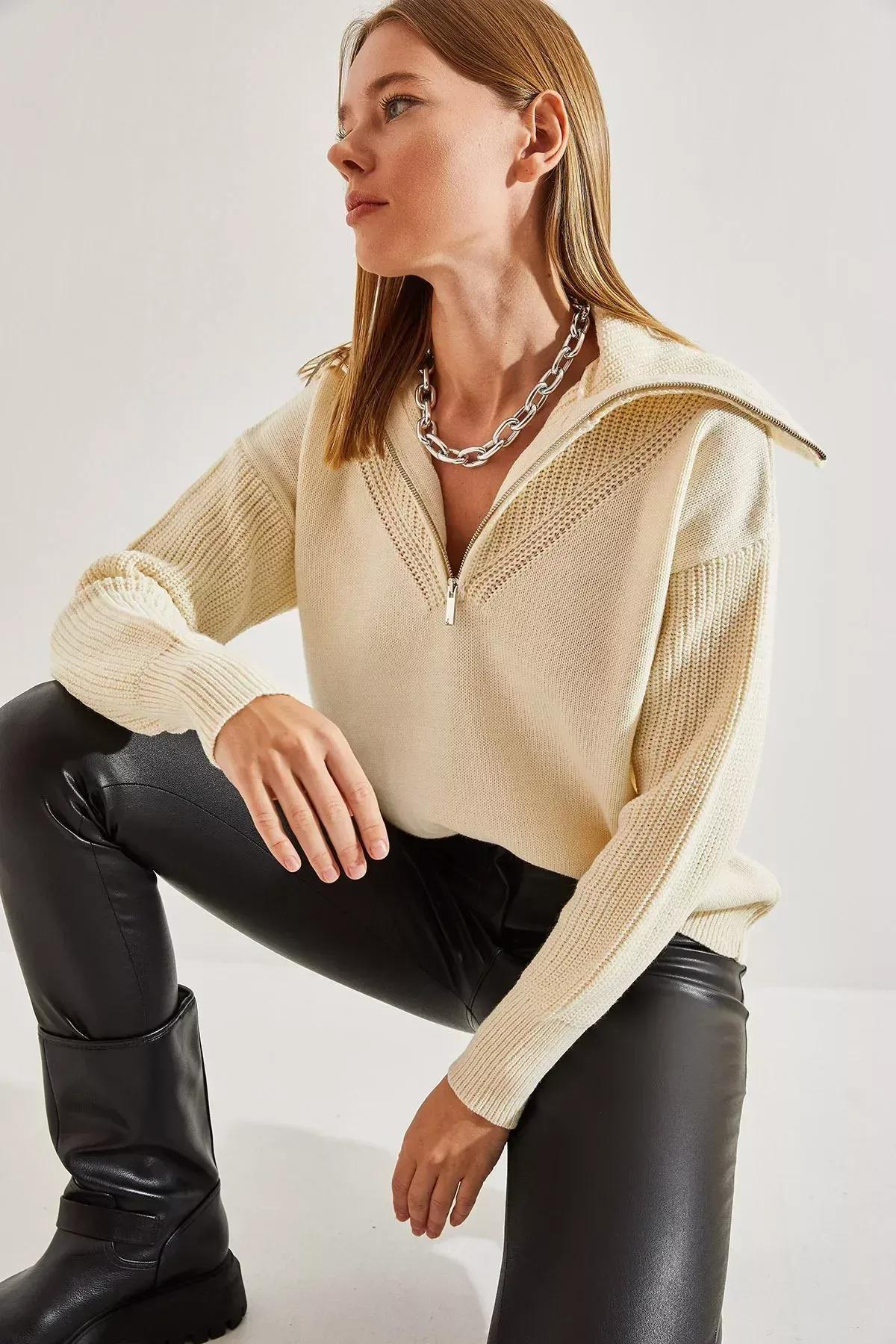 White Turtleneck Zippered Knitted Sweater, Cream, large image number 4
