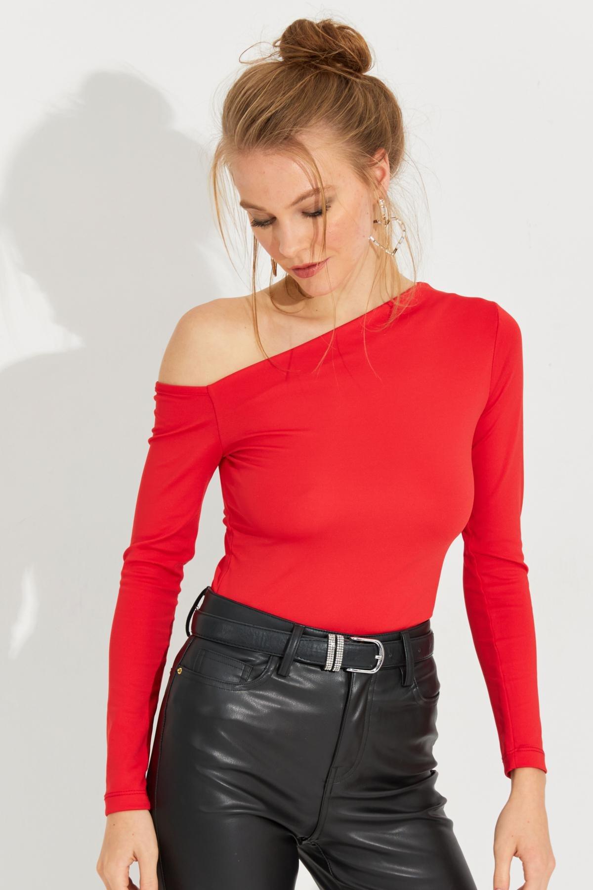 Red Asymmetric Cropped Blouse, , large image number 2