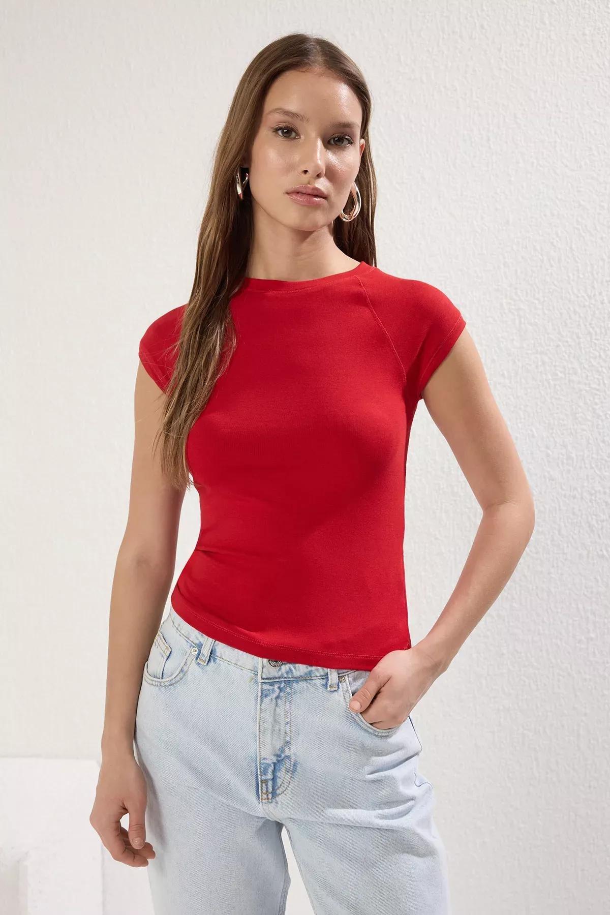 بلوزة بأكمام قصيرة منحنية مُحاكة بنسيج مرن، أحمر, Red, large image number 0