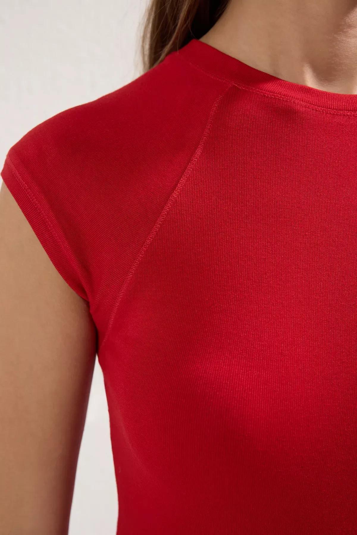 بلوزة بأكمام قصيرة منحنية مُحاكة بنسيج مرن، أحمر, Red, large image number 2