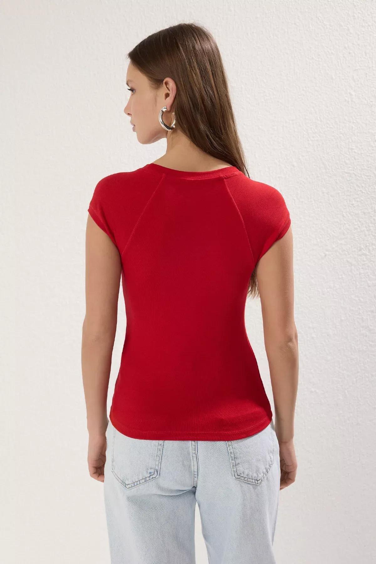 بلوزة بأكمام قصيرة منحنية مُحاكة بنسيج مرن، أحمر, Red, large image number 3