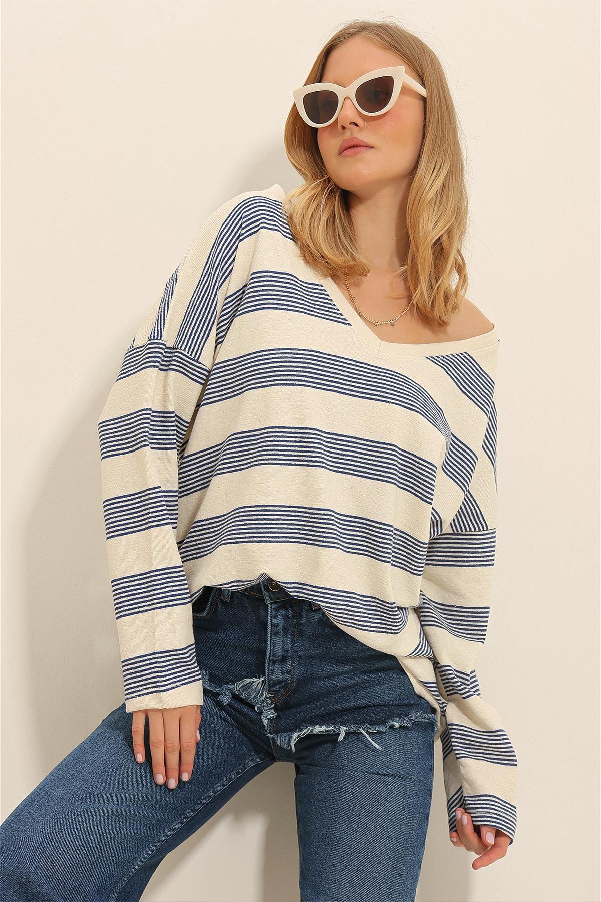 White V-Neck Striped Oversized Blouse, , large image number 1