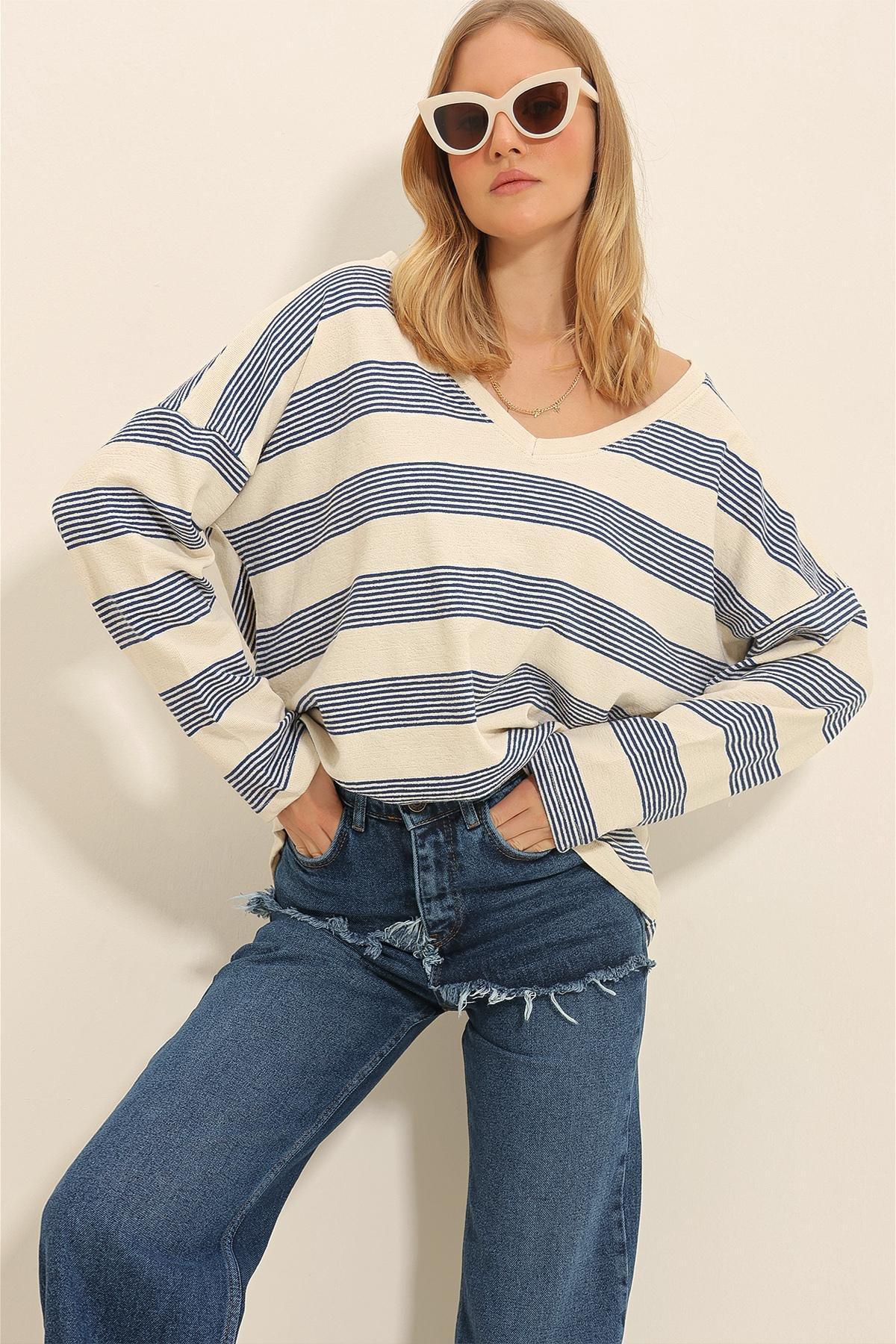 White V-Neck Striped Oversized Blouse, , large image number 2