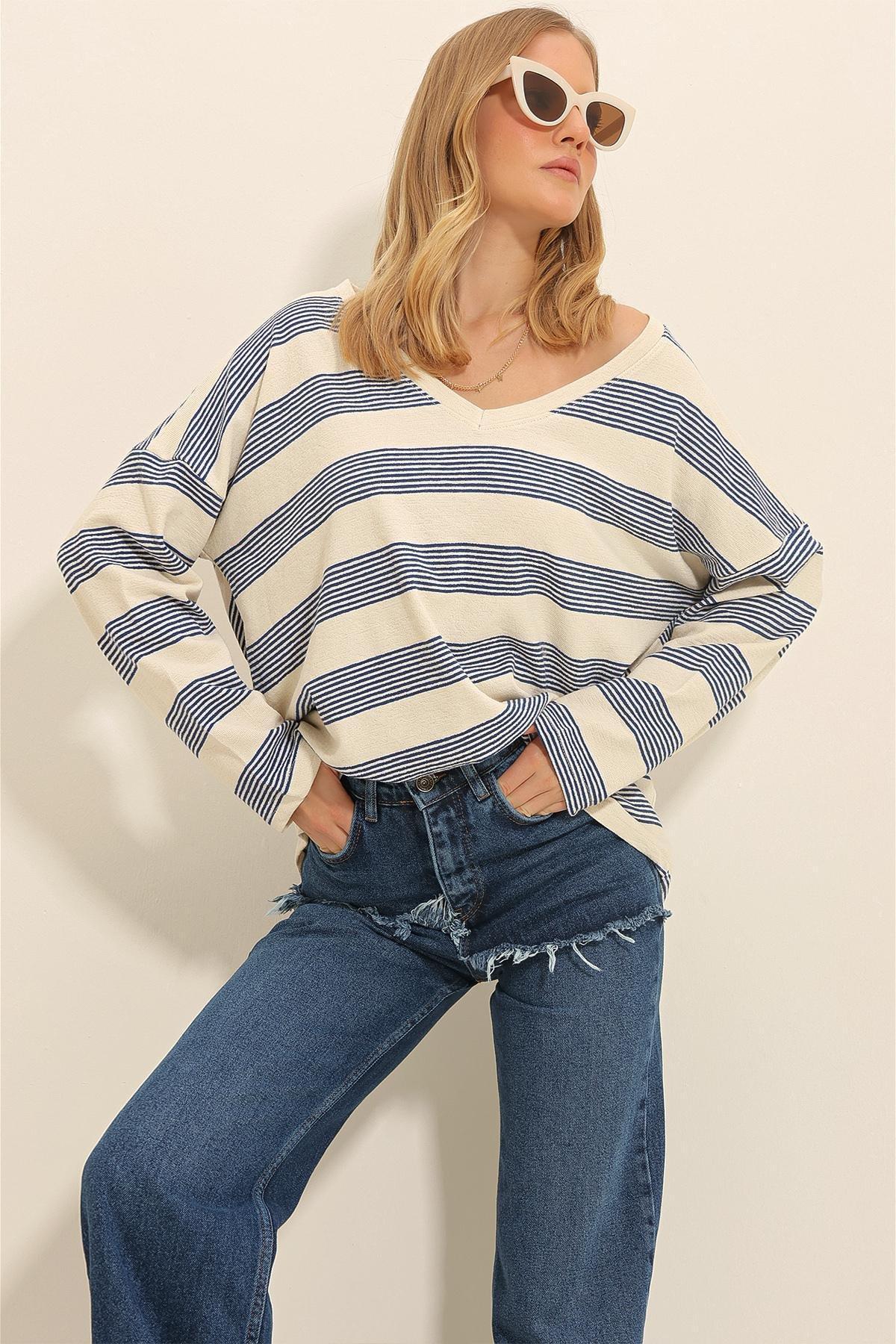 White V-Neck Striped Oversized Blouse, , large image number 3