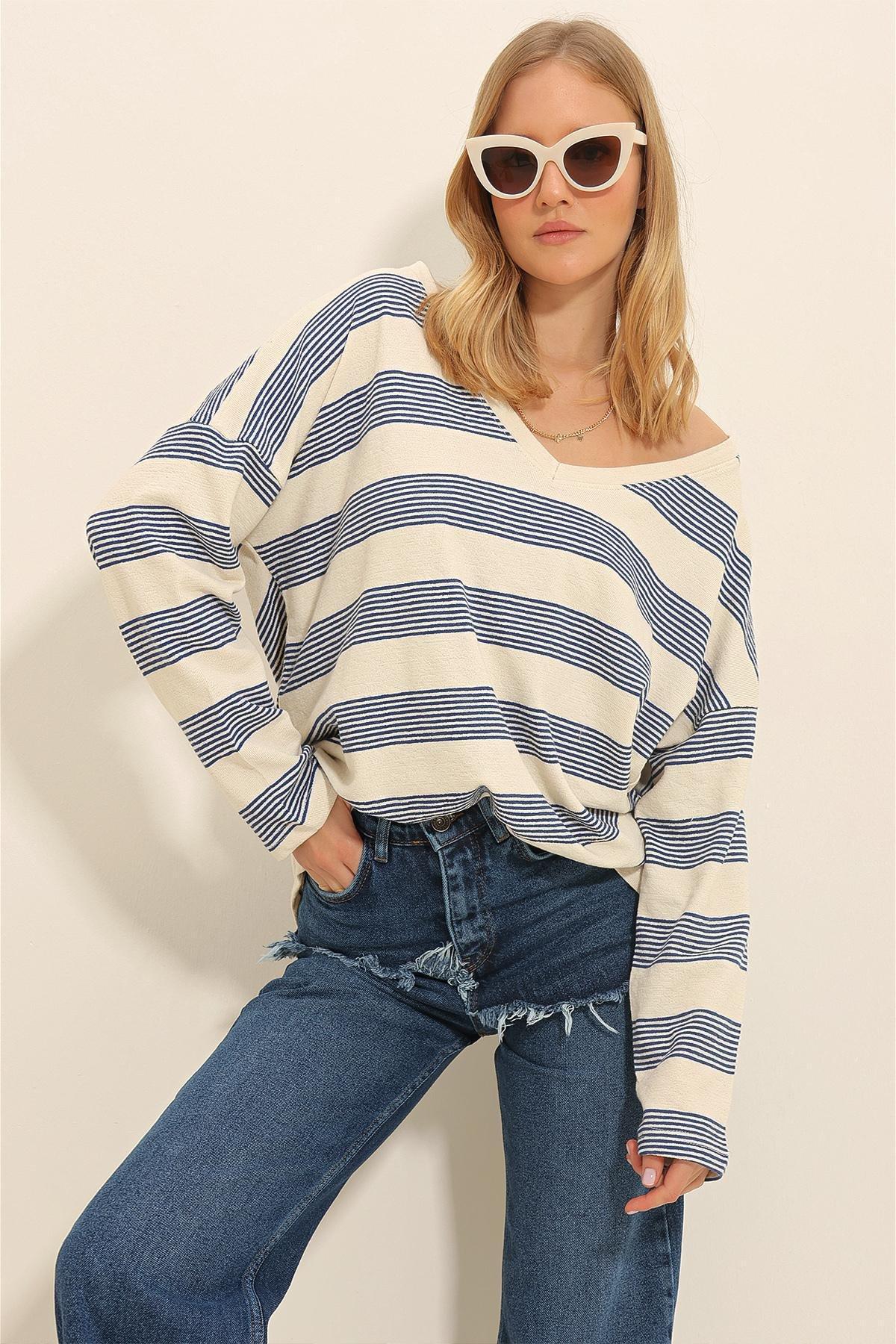White V-Neck Striped Oversized Blouse, , large image number 4