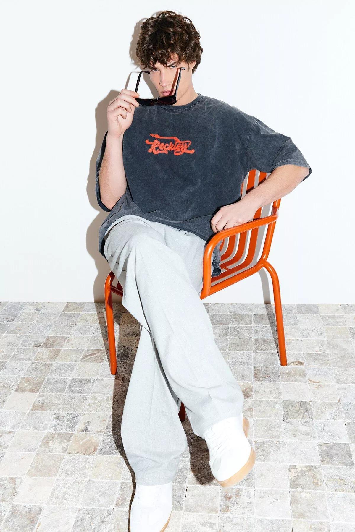 تيشيرت قطن بلون باهت بقصة فضفاضة بطبعة، رمادي, Anthracite, large image number 4