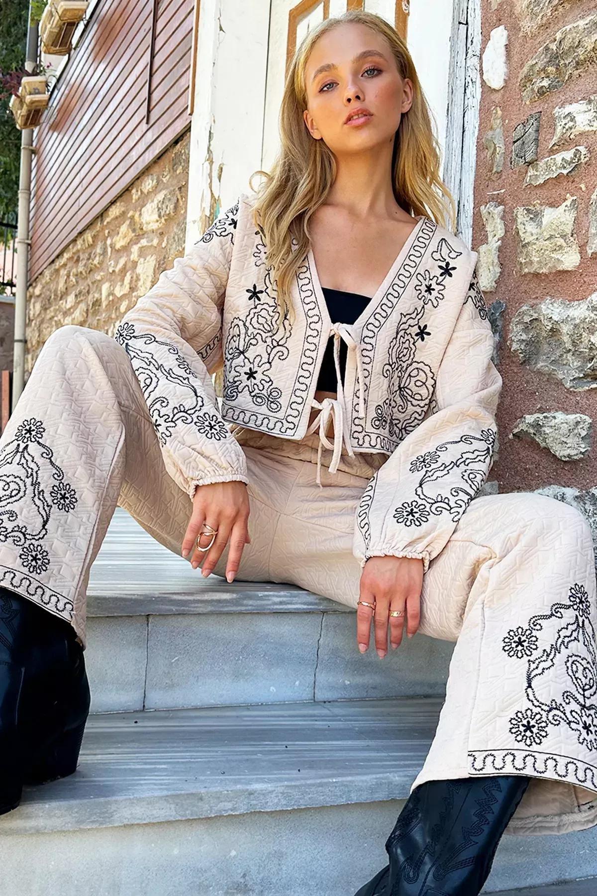 Cream front tie Embroidered suit, , large image number 1