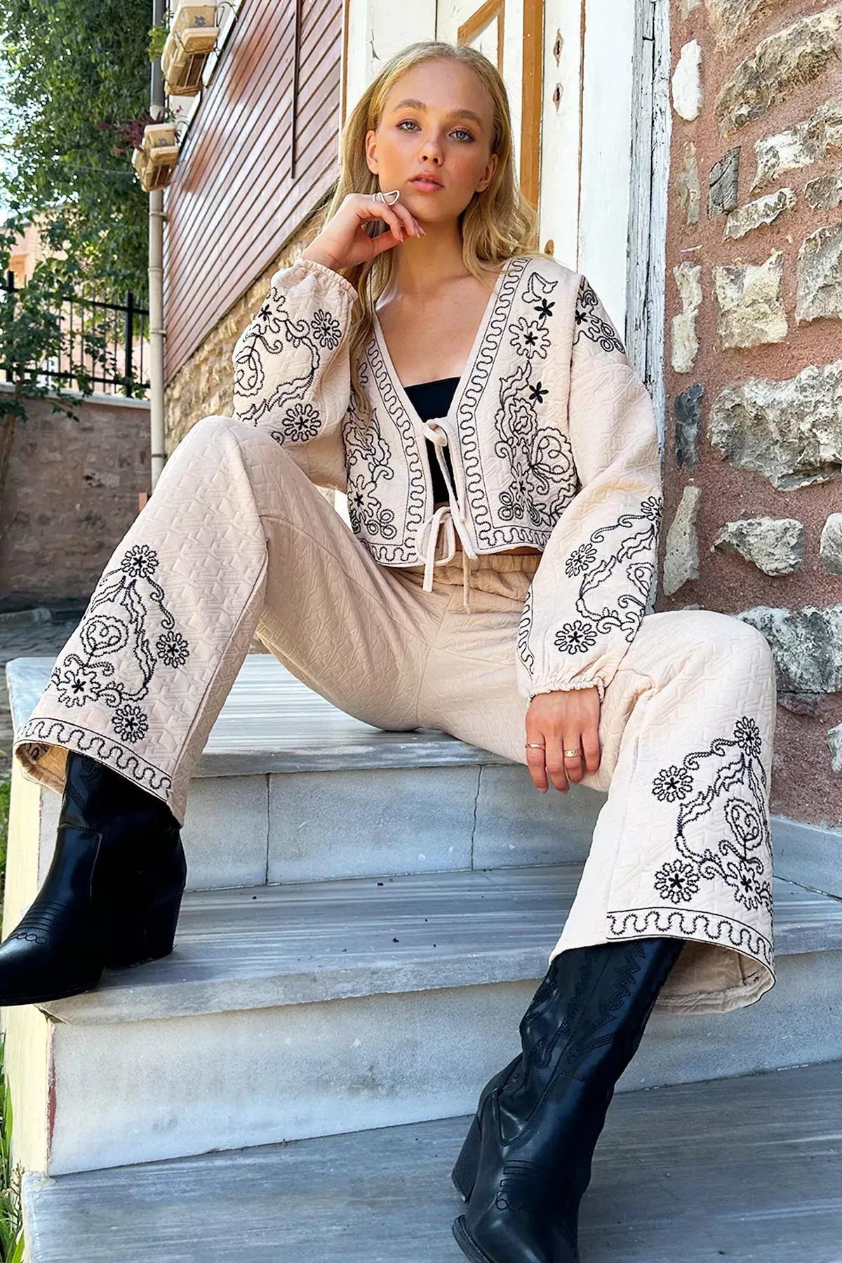 Cream front tie Embroidered suit, , large image number 2