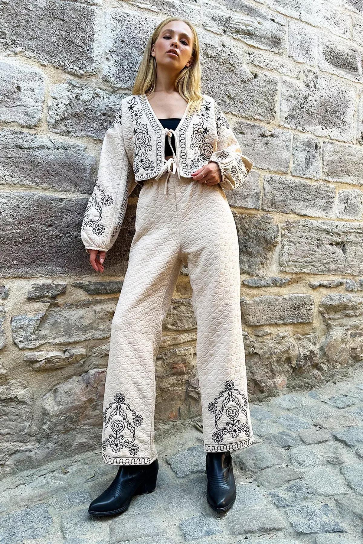 Cream front tie Embroidered suit, , large image number 3