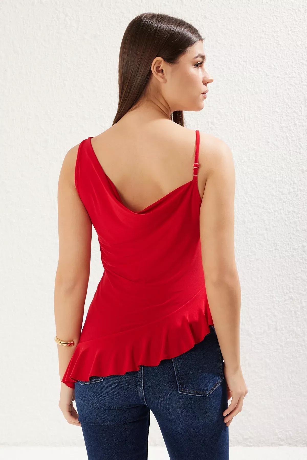 بلوزة مُحاكة بفتحة رقبة متدلية بقصة غير متماثلة، أحمر, Red, large image number 4