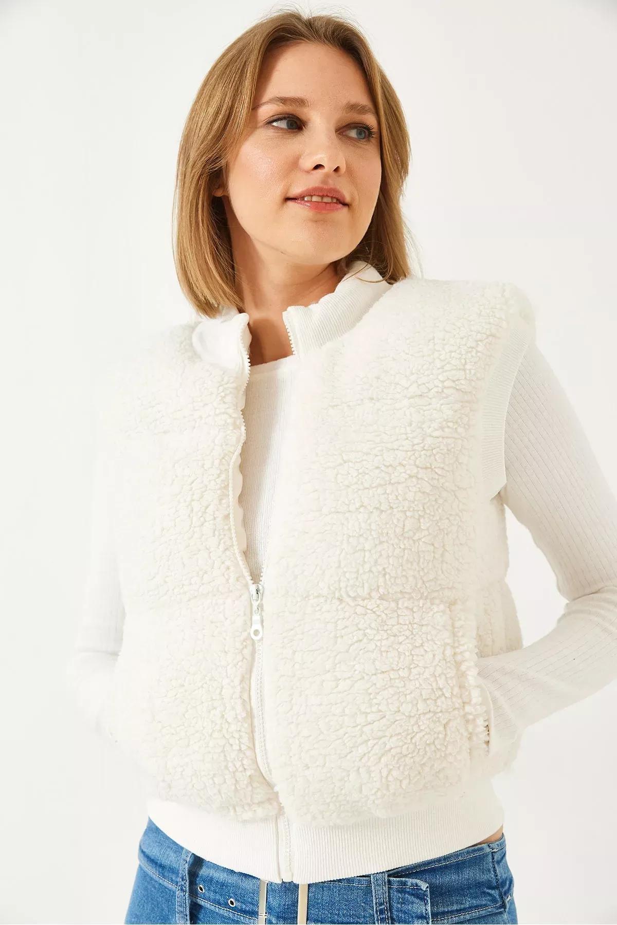 White Pocket Zippered Teddy Vest, , large image number 4