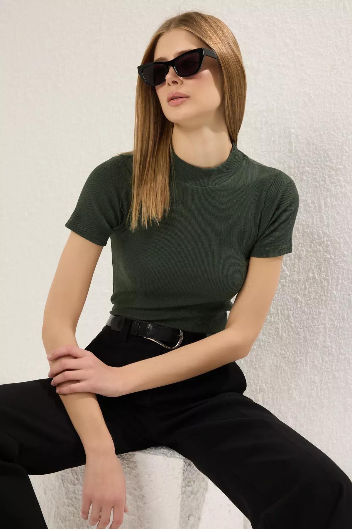 بلوزة مُحاكة بياقة قائمة ونمط مضلع، أخضر, Khaki, large image number 0
