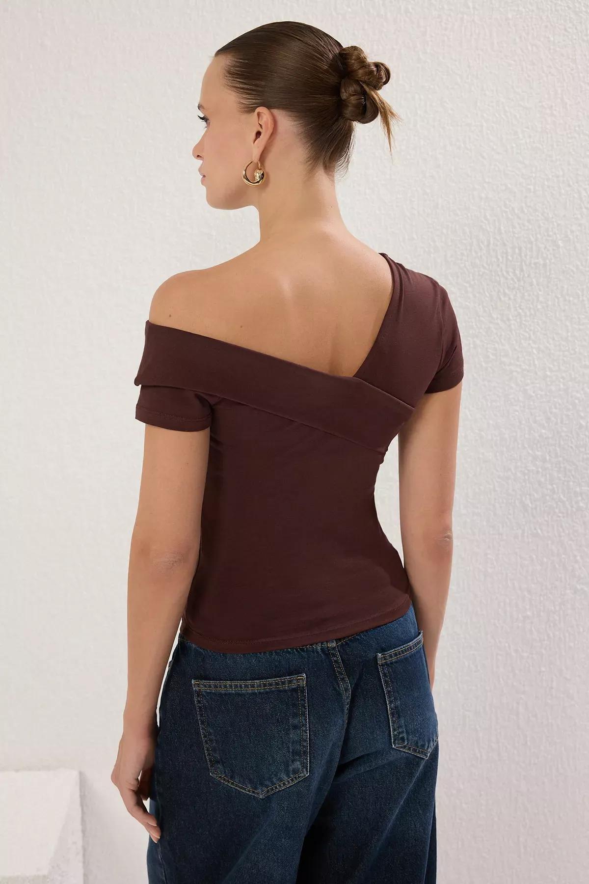 Brown Asymmetric Collar Fitted Blouse, , large image number 3