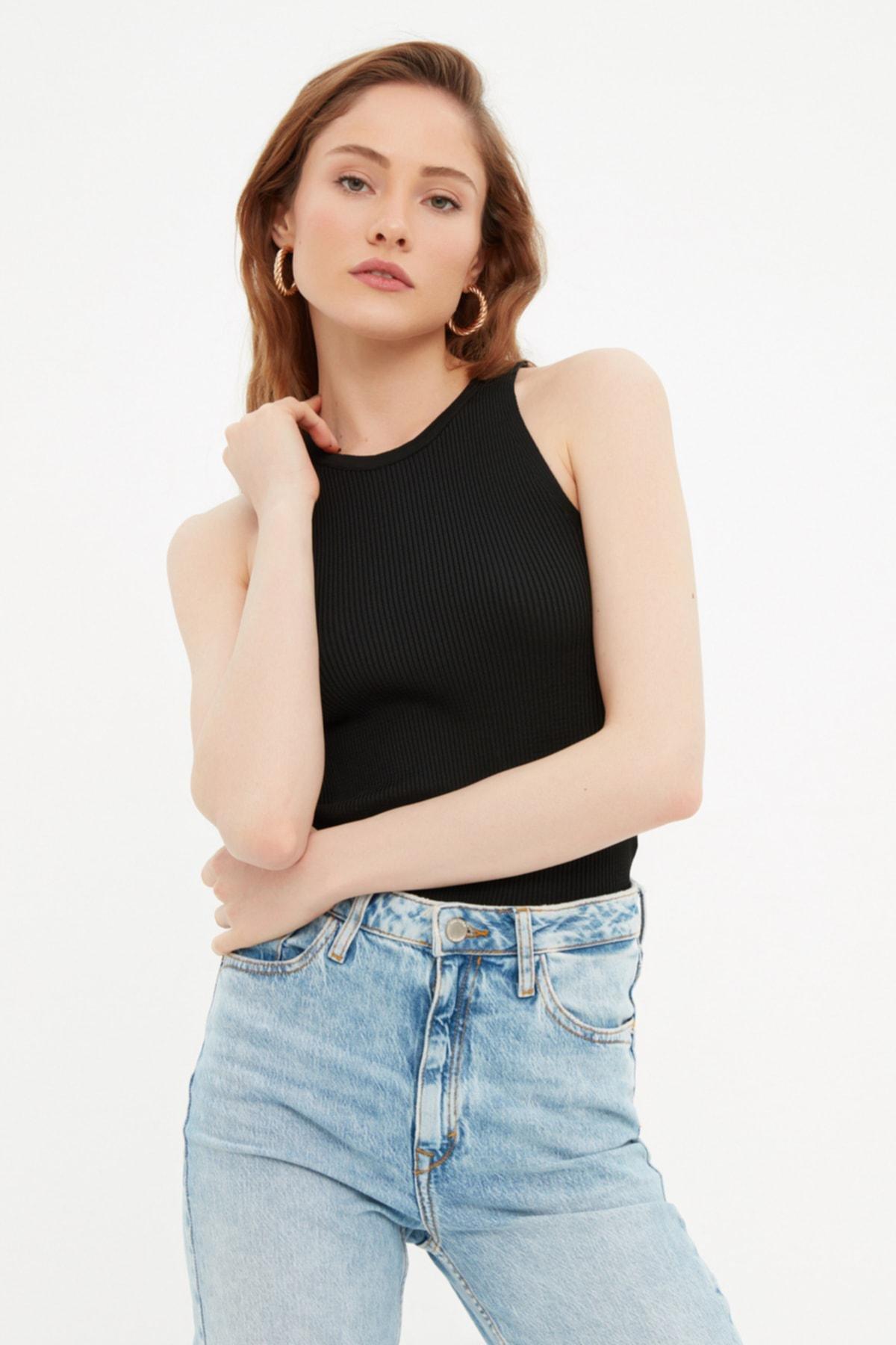 بلوزة بقصة سليم فت وفتحة رقبة مستديرة، أسود, Black, large image number 1