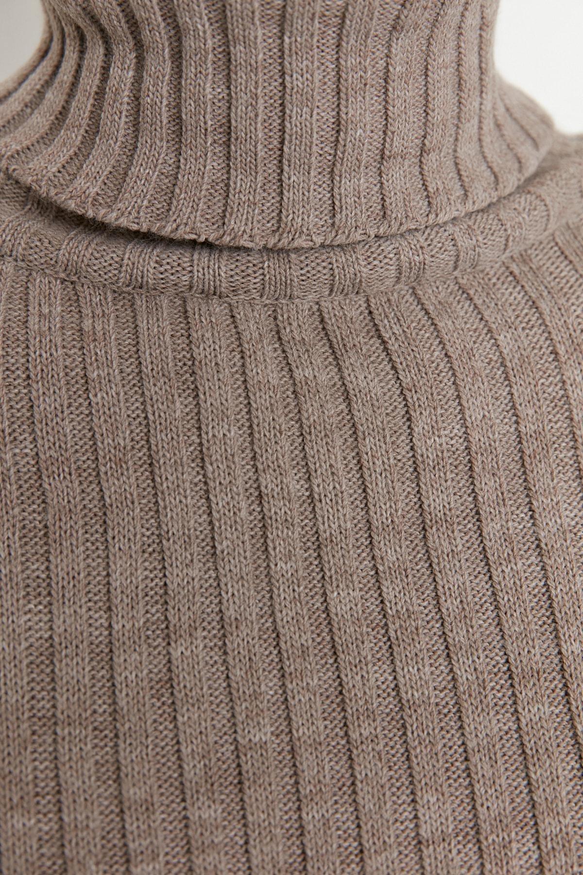 Brown Turtleneck Sweater, , large image number 3